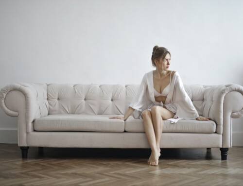 Qual é a melhor maneira de limpar um sofá branco?